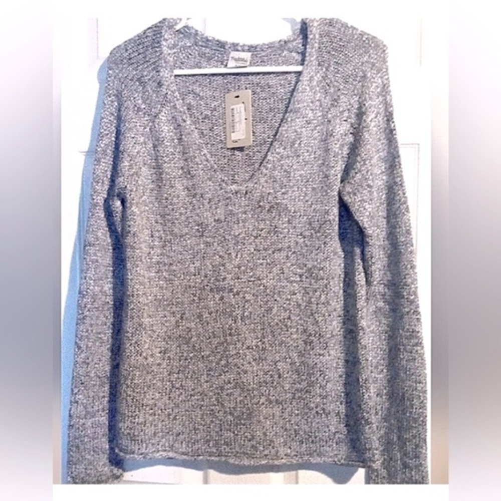 NWT Soft V-neck Sweater Size Small By Fashion Essentials 🩶